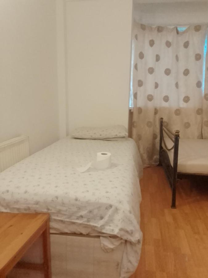 Private Rooms In 3 Bedroom Flat!! Londres Exterior foto