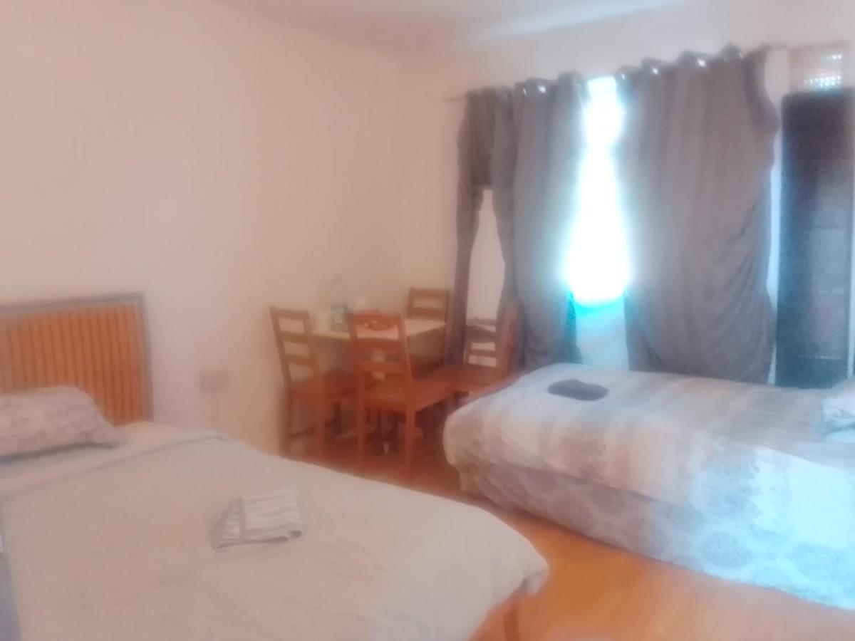 Private Rooms In 3 Bedroom Flat!! Londres Exterior foto